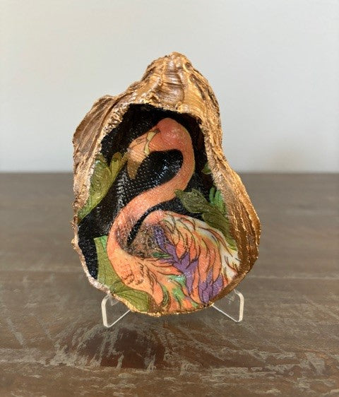 So unique! Flamingo design on oyster shell.
Comes with clear acrylic stand as shown or you can lay it down and use as a trinket dish.
Protected with several coats of varnish.
Approximate size: 4.25 x 3.25 inches at the widest part.