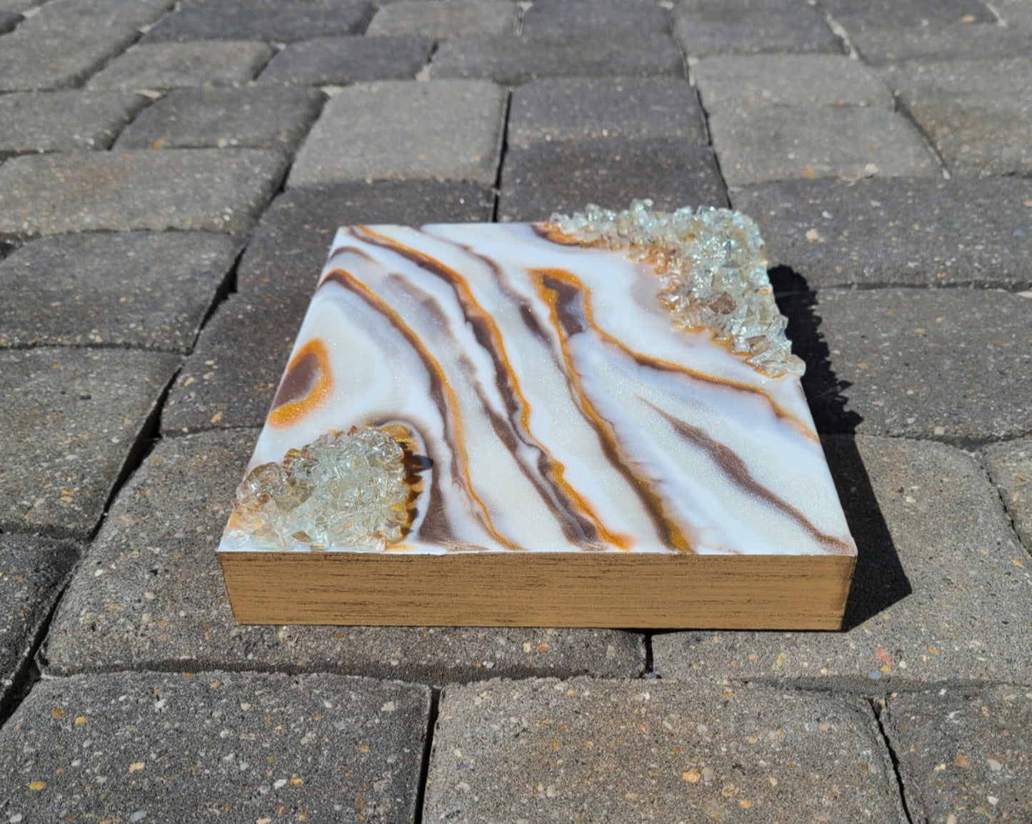 Elegant Geode White and Gold With Glass on Wood