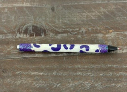 Walk on the wild side while you write with this beautiful purple and white pen. Purple and white glitter with purple animal print. Everything is covered with resin for a smooth finish. Black gel ink Tip is protected with red wax that is easily removed with your fingernail. Pen can be refilled.