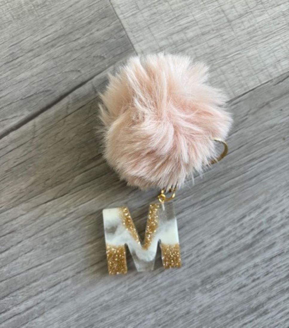 Functional and pretty! Lightweight Initial M keychain with Pom Pom.

Gold Glitter, White and Clear

Split ring will hold several keys or attach to backpack.

Initial is approximately 1.5 inches