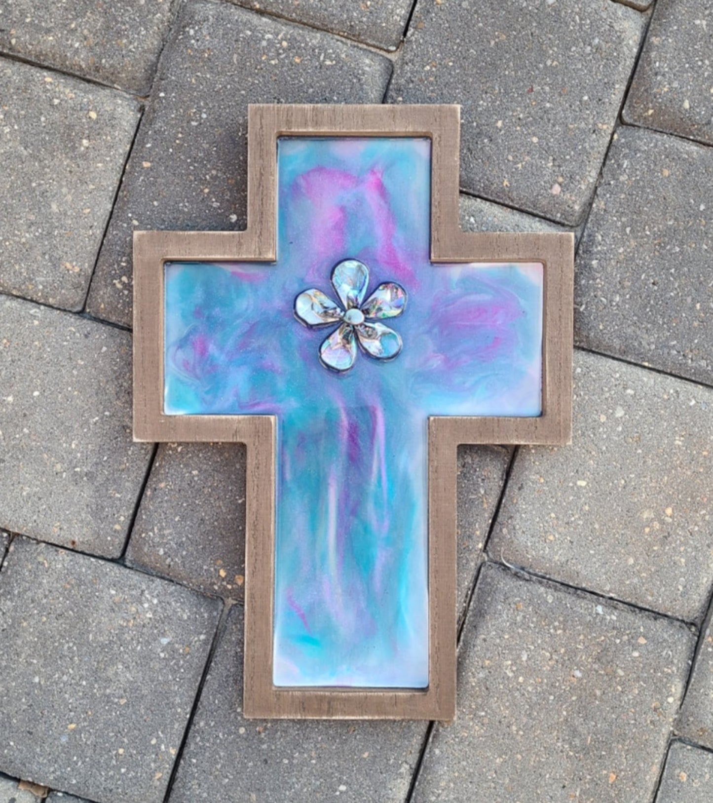 Sparkling colors of Purple, magenta, teal and pearl in this beautiful cross.  Resin  In the Center, I placed abalone shells and a peacock pearl  Wood MDF cross with saw tooth hanger on the back  Approximate size: 14.25 x 10 inches